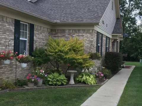 25406 Willowbrook Ct, Flat Rock, MI 48134