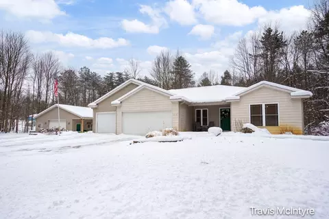 2118 Sunny Pine Dr, Dorr, MI 49323 photo 4