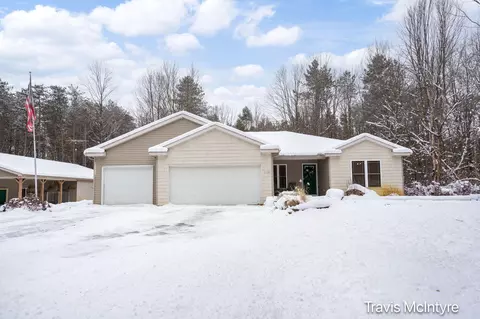 2118 Sunny Pine Dr, Dorr, MI 49323