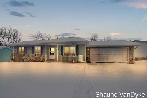3951 York View Dr NW, Comstock Park, MI 49321