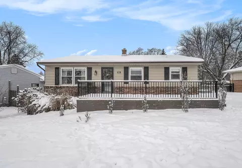 605 Lincoln Lawns Dr NW, Grand Rapids, MI 49534