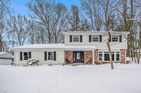 350 Horseshoe Ct, Plainwell, MI 49080