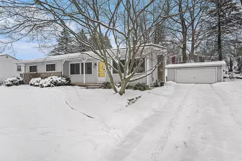 860 Washtenaw Dr NE, Grand Rapids, MI 49505