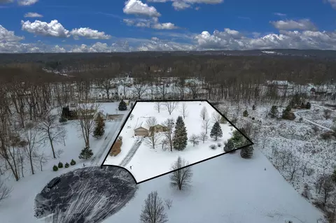 696 Cobblestone Trl, Howell, MI 48843 photo 3