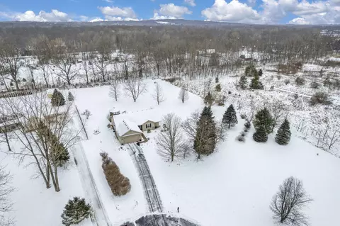 696 Cobblestone Trl, Howell, MI 48843 photo 2