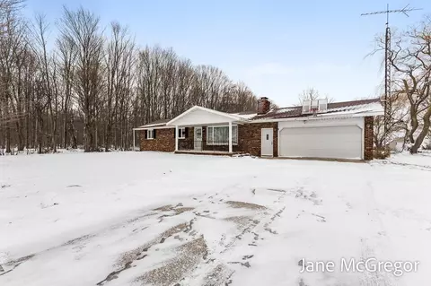 8616 S 56th Ave, Montague, MI 49437
