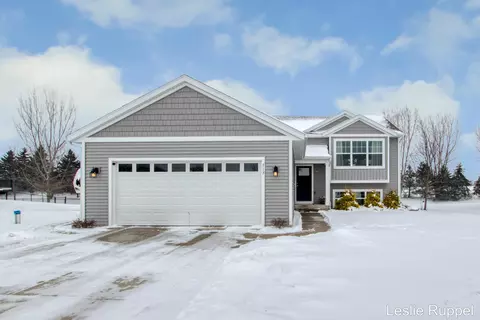 713 Chary Glen Dr NW, Kent City, MI 49330