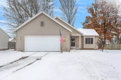 1105 Sprucewood Dr, Greenville, MI 48838