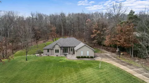 4906 Country Ln, Jackson, MI 49201