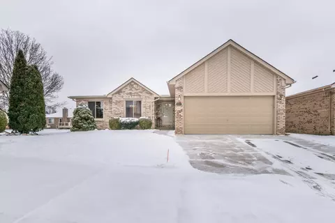 36294 Genuine Risk Ct #54, Clinton Twp, MI 48035