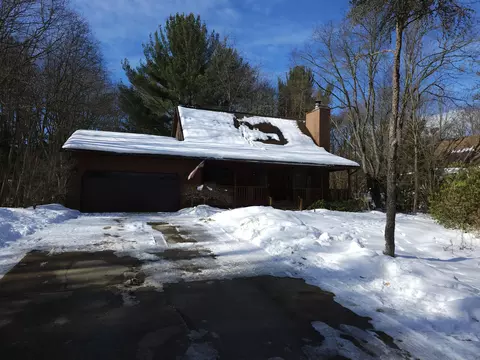 16201 Red Pine Ct, Holland, MI 49424