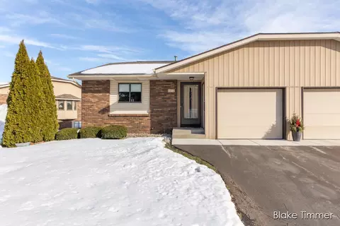 6652 Waterbury Ln, Grandville, MI 49418