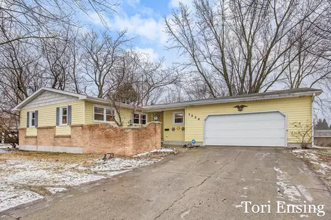 1224 W Blackburn St, Greenville, MI 48838