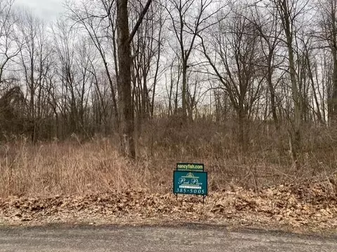 48681 Valley Ct, Paw Paw, MI 49079