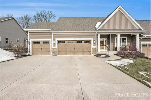 1723 N Brandon Ridge Dr NW, Grand Rapids, MI 49544