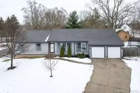 8210 Atlanta Ct NE, Rockford, MI 49341