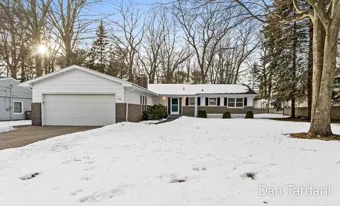 3865 Applewood Ln, Norton Shores, MI 49441