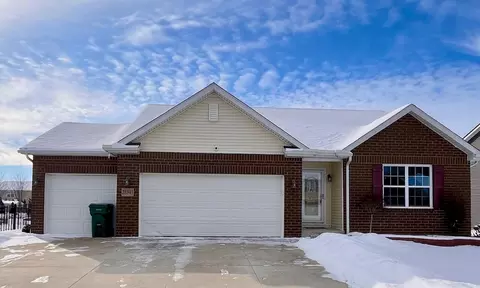 28341 Apple Blossom Dr, Flat Rock, MI 48134