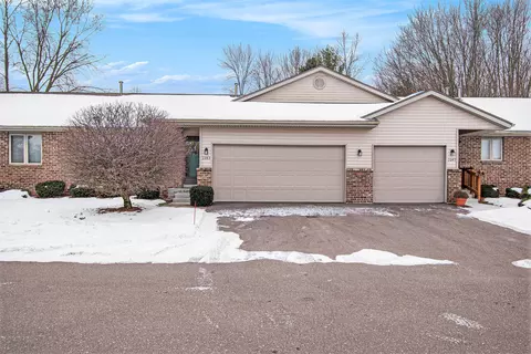 1043 Ironwood Cir NW, Grand Rapids, MI 49534