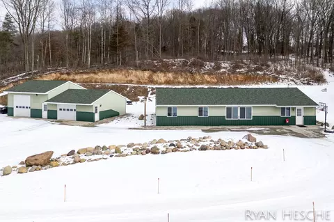 2648 E Bluewater Hwy, Ionia, MI 48846