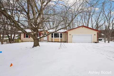5045 Pine Island Dr NE, Comstock Park, MI 49321