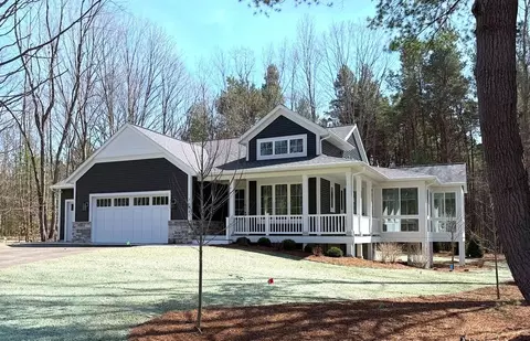 76831 Wood Crest Ct, South Haven, MI 49090