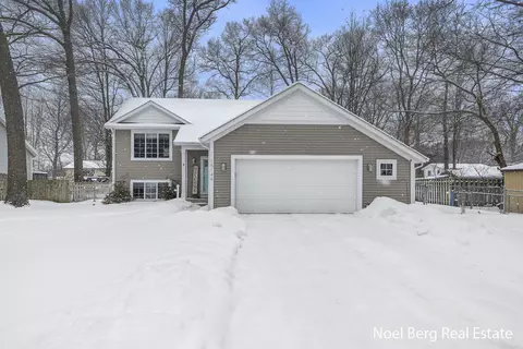 15149 Pine St, Grand Haven, MI 49417