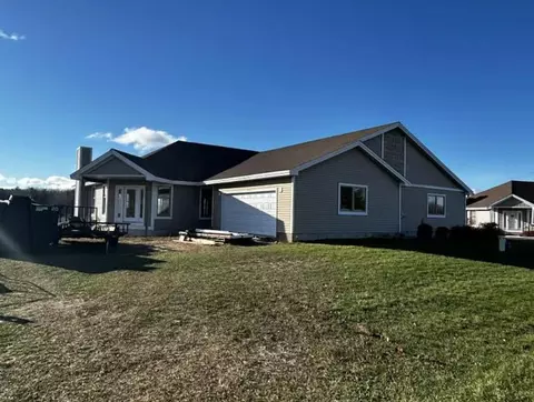6834 N Bluff Ct, Onekama, MI 49675