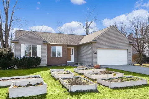 1660 Creston Dr, Dorr, MI 49323