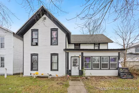 116 Grant St, Howard City, MI 49329