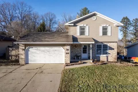 183 Cahill Dr, Rockford, MI 49341