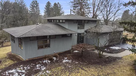 3550 E Pineview Dr, Dexter, MI 48130