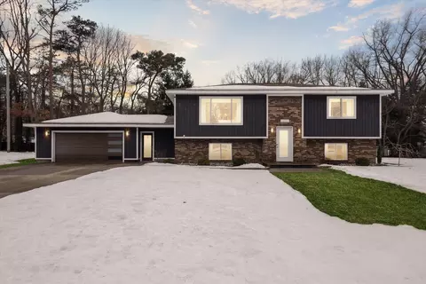 14081 Luckett Ln, Grand Haven, MI 49417