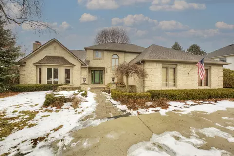 46784 Northvalley Dr, Northville, MI 48167