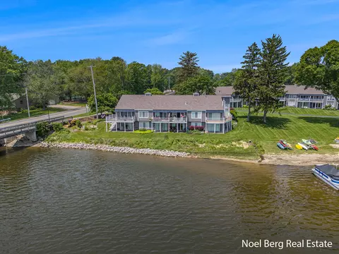 606 Edgewater Ct, Spring Lake, MI 49456