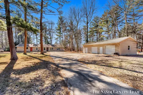 253 Dee Rd, Norton Shores, MI 49444