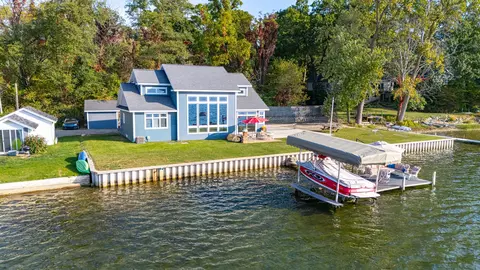 58001 Hill Dr, Paw Paw, MI 49079