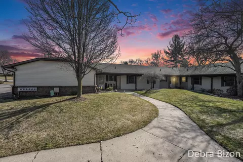 233 Bona Vista Dr NW, Grand Rapids, MI 49504