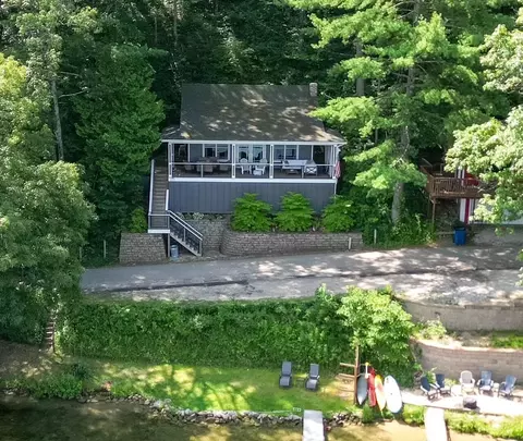 222 W Pickeral Lake Dr, Newaygo, MI 49337