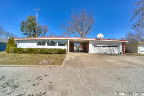 622 E Sunset Dr, North Muskegon, MI 49445