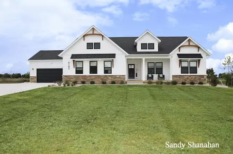 6185 Fennview Dr, Fennville, MI 49408