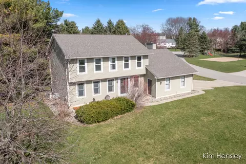 6579 Gran Via Dr NE, Rockford, MI 49341