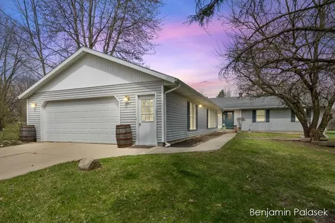 8321 100th St SE, Alto, MI 49302
