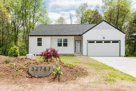 32787 Bradeen Ave, Paw Paw, MI 49079