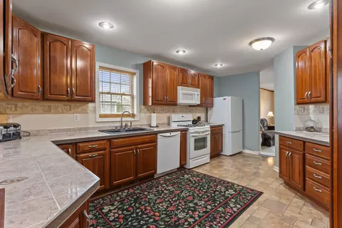 Kitchen - 22301 Forest Ave, Cassopolis, MI 49031 photo 2 of 5