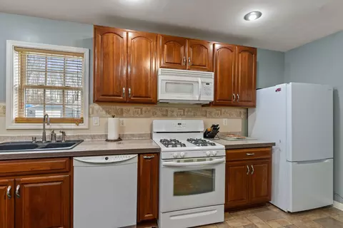 Kitchen - 22301 Forest Ave, Cassopolis, MI 49031 photo 4 of 5