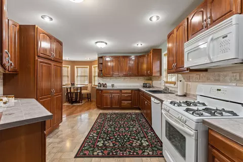 Kitchen - 22301 Forest Ave, Cassopolis, MI 49031 photo 3 of 5
