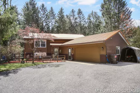 15810 Ryan Dr, Holland, MI 49424
