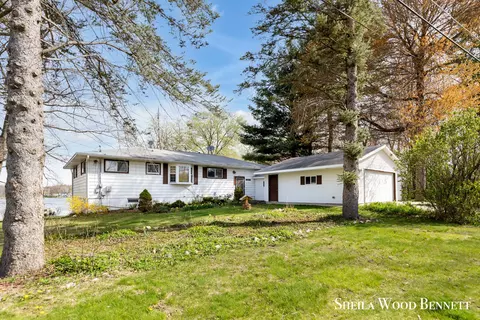 10321 Poplar Dr NE, Rockford, MI 49341