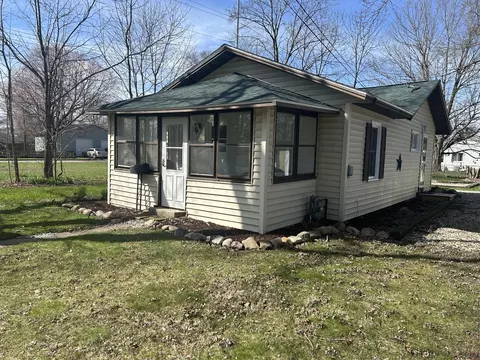 717 S Hooker Ave, Three Rivers, MI 49093 photo 2